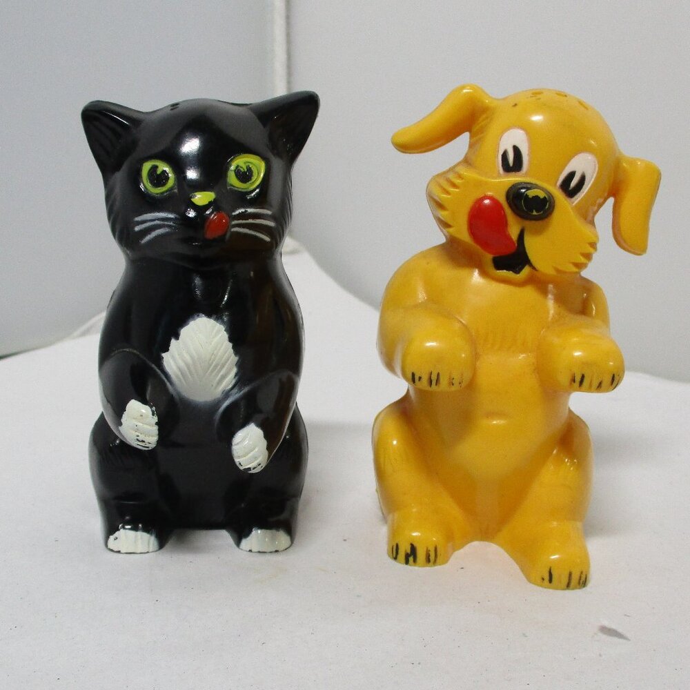 Vintage Plastic Salt & Pepper Shakers Fifi and Fido CAT & DOG Pet Food Promo